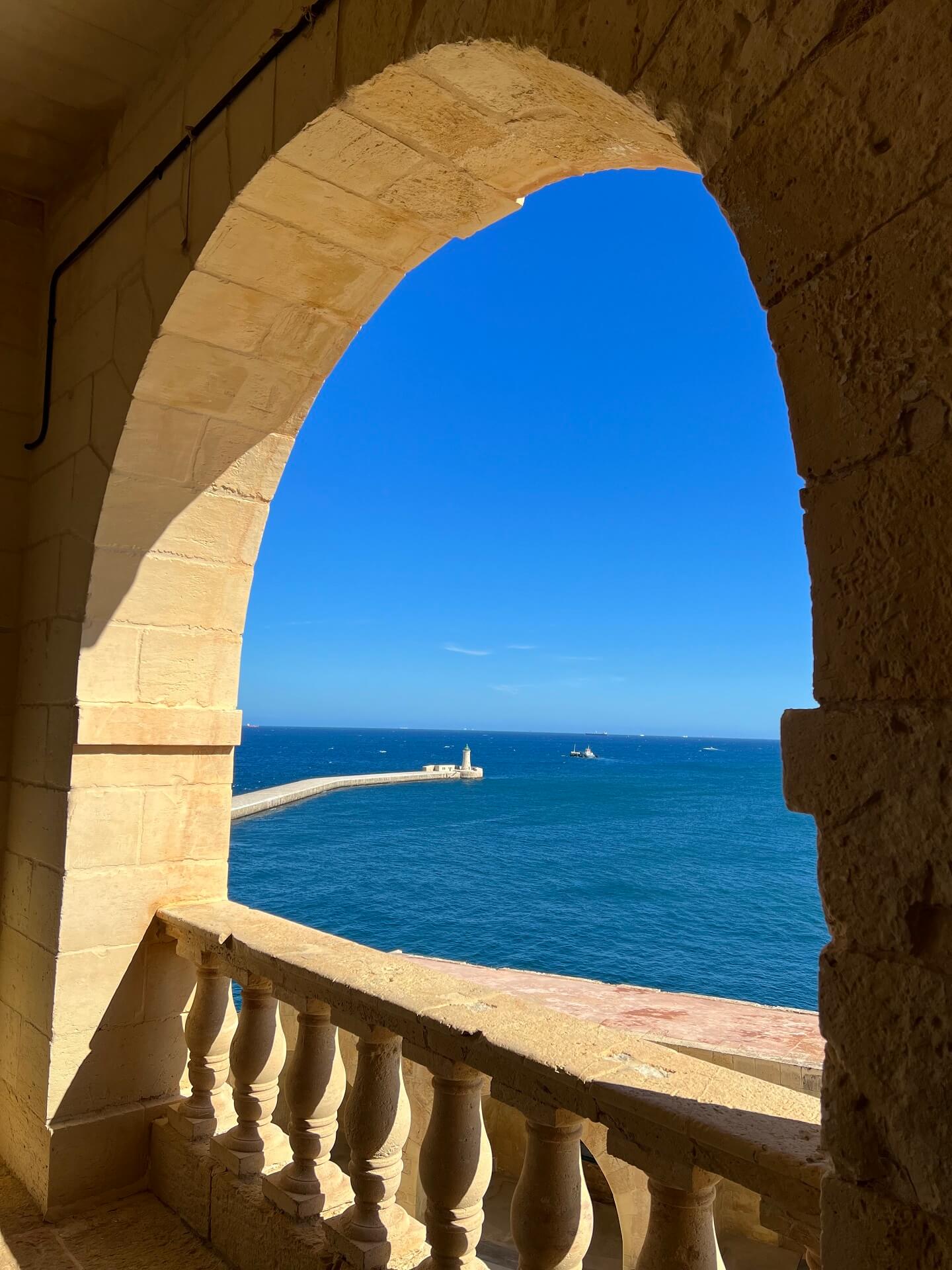 Malta Ausblick durch Rundbogen
