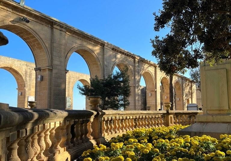 Malta Gartenanlage mit Blumen und Aquadukt