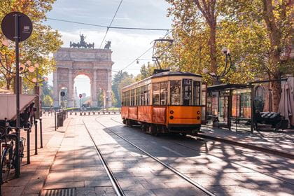 Milano gelbes Tram Arco della Pace