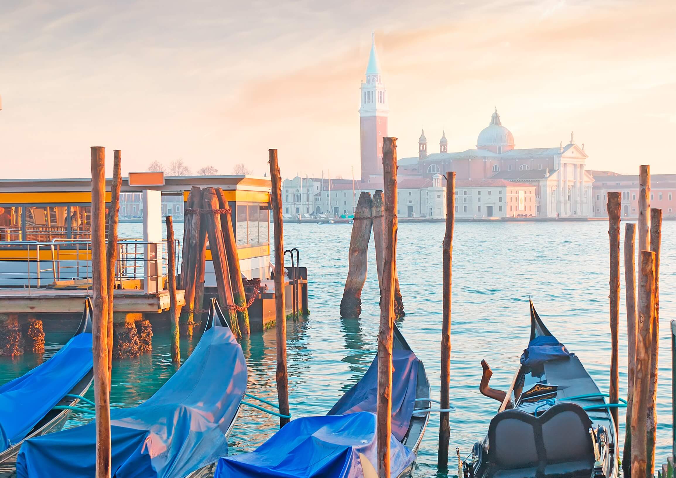 Venedig Blaue Gondeln Teilauschnitt