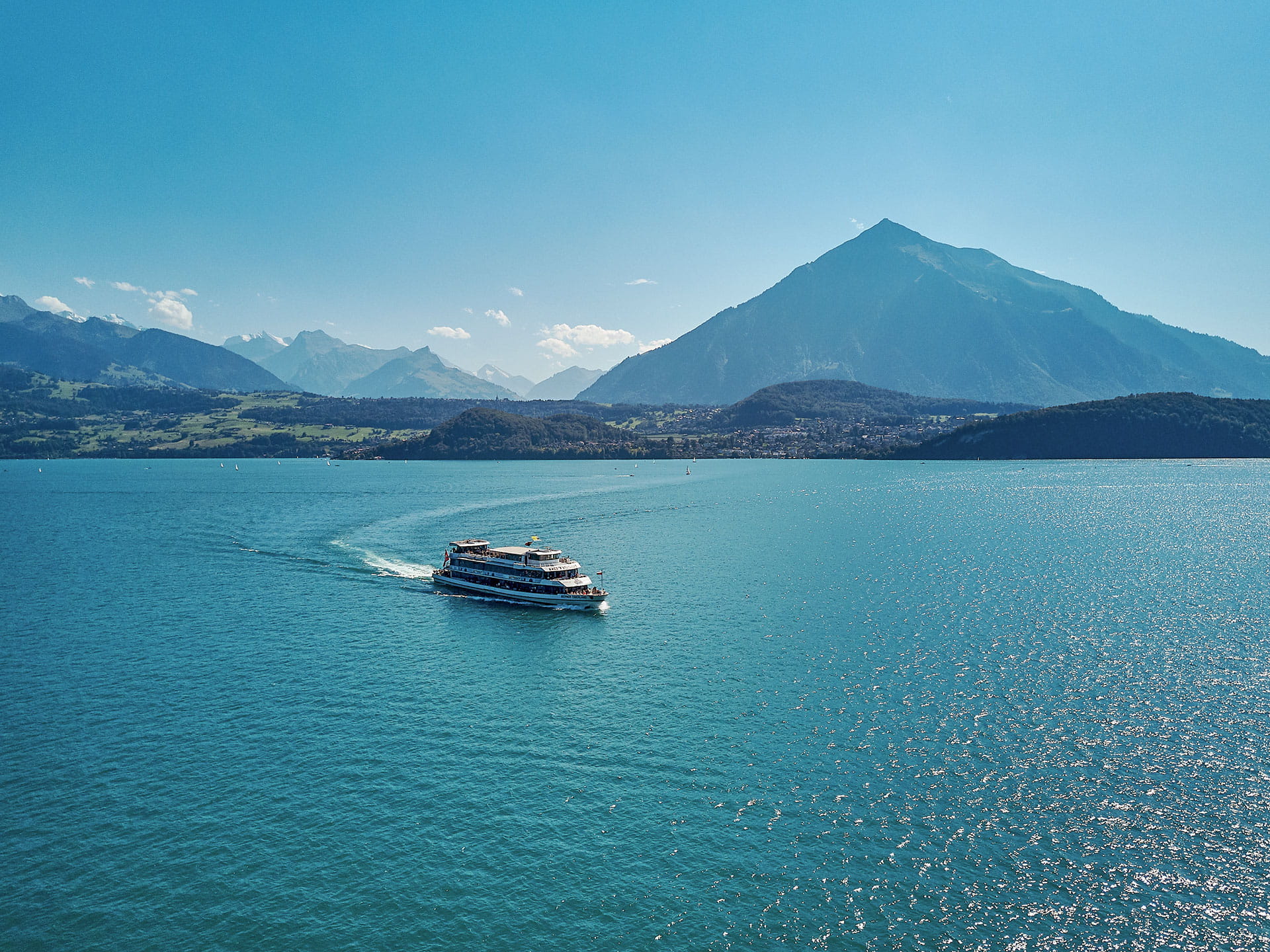 Thunersee mit Niesen im Hintergrund