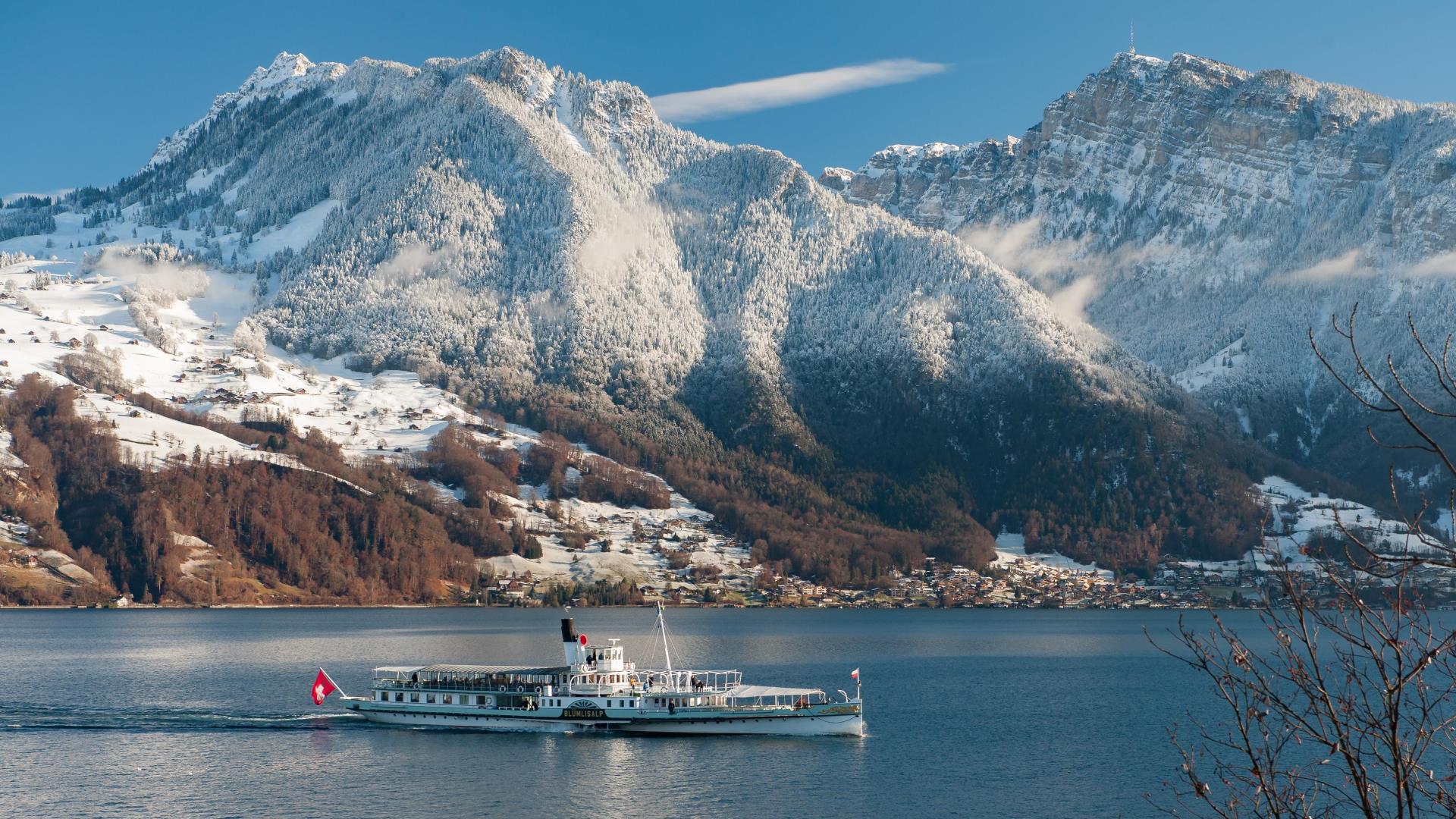 Paddle steamer Blümlisalp in front of the snow covered Sigriswil Rothorn and Niederhorn 