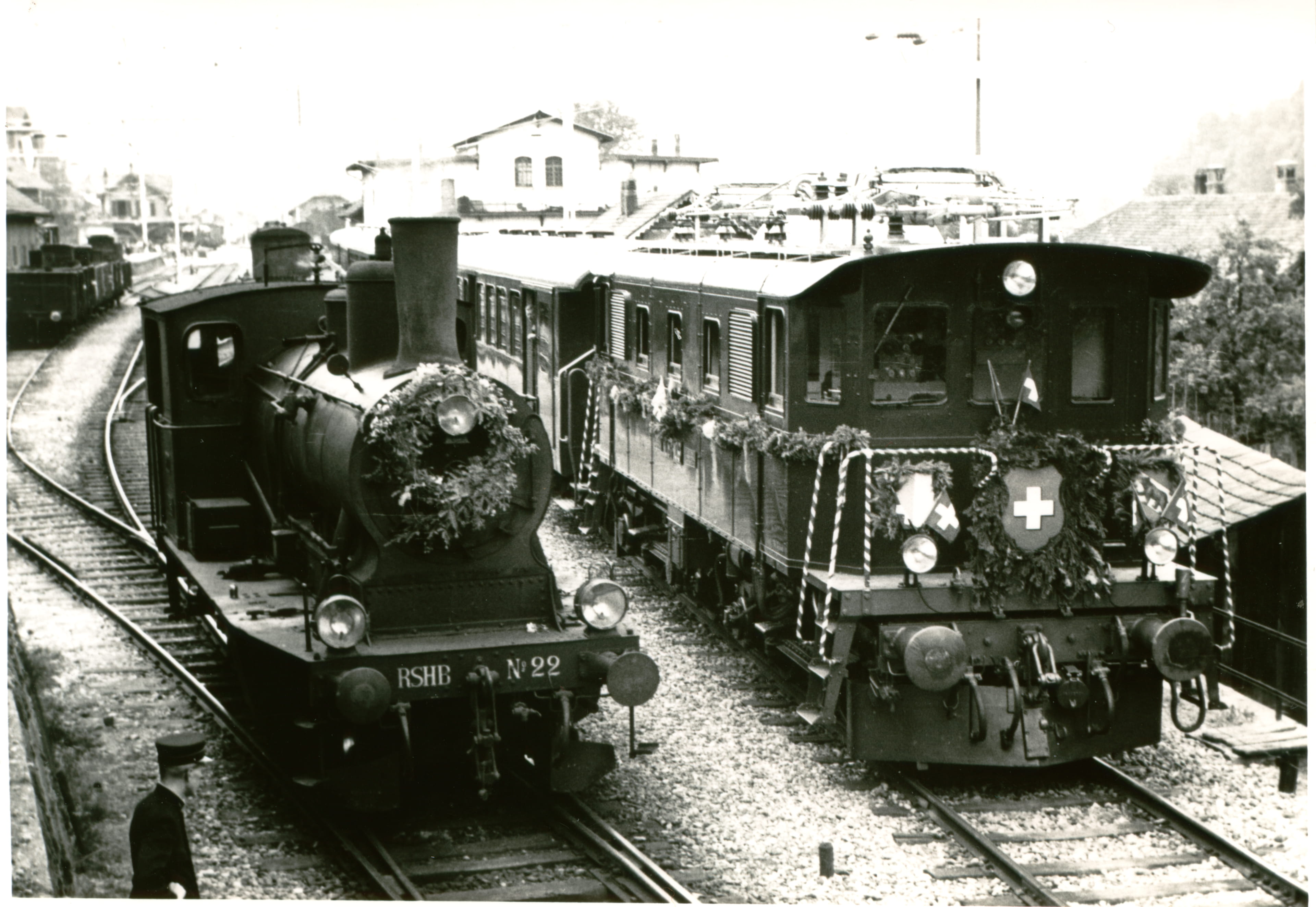 Die Begegnung der Dampf- und Elektroloks steht sinnnbildlich für die Ablösung der Dampf- durch Elektrozüge