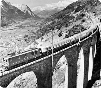Personenzug mit Re 4/4 auf dem Luogelkinviadukt bei Hohtenn