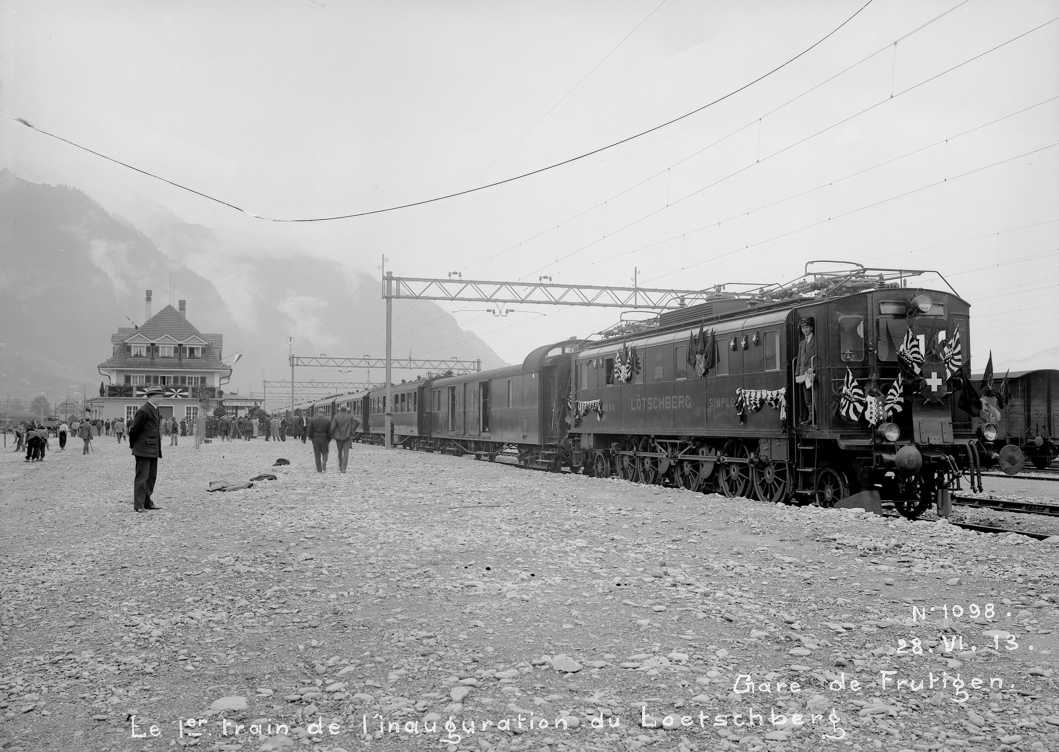 28. Juni 1913: Der Eröffnungszug erreicht Frutigen am 28. Juni 1913