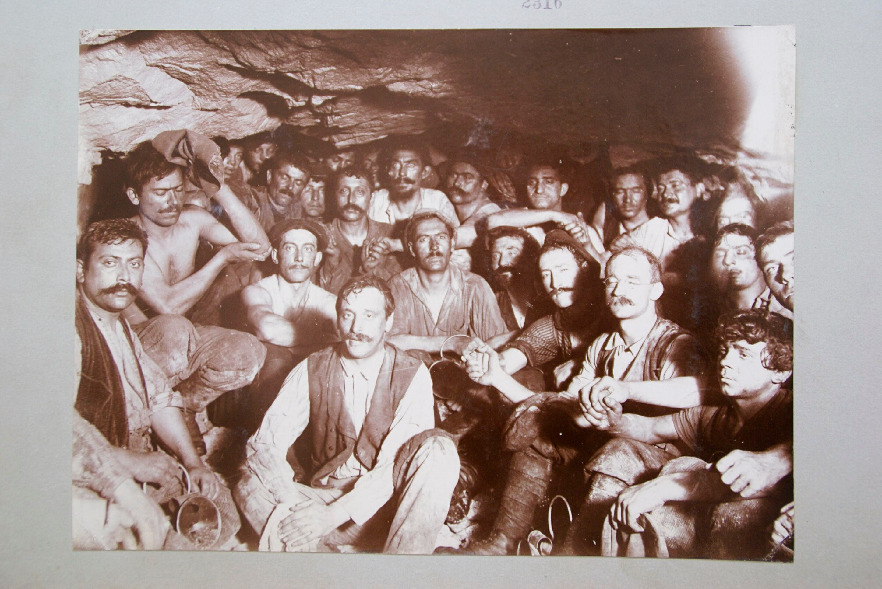 Die italienischen Mineure im Inneren des Stollens