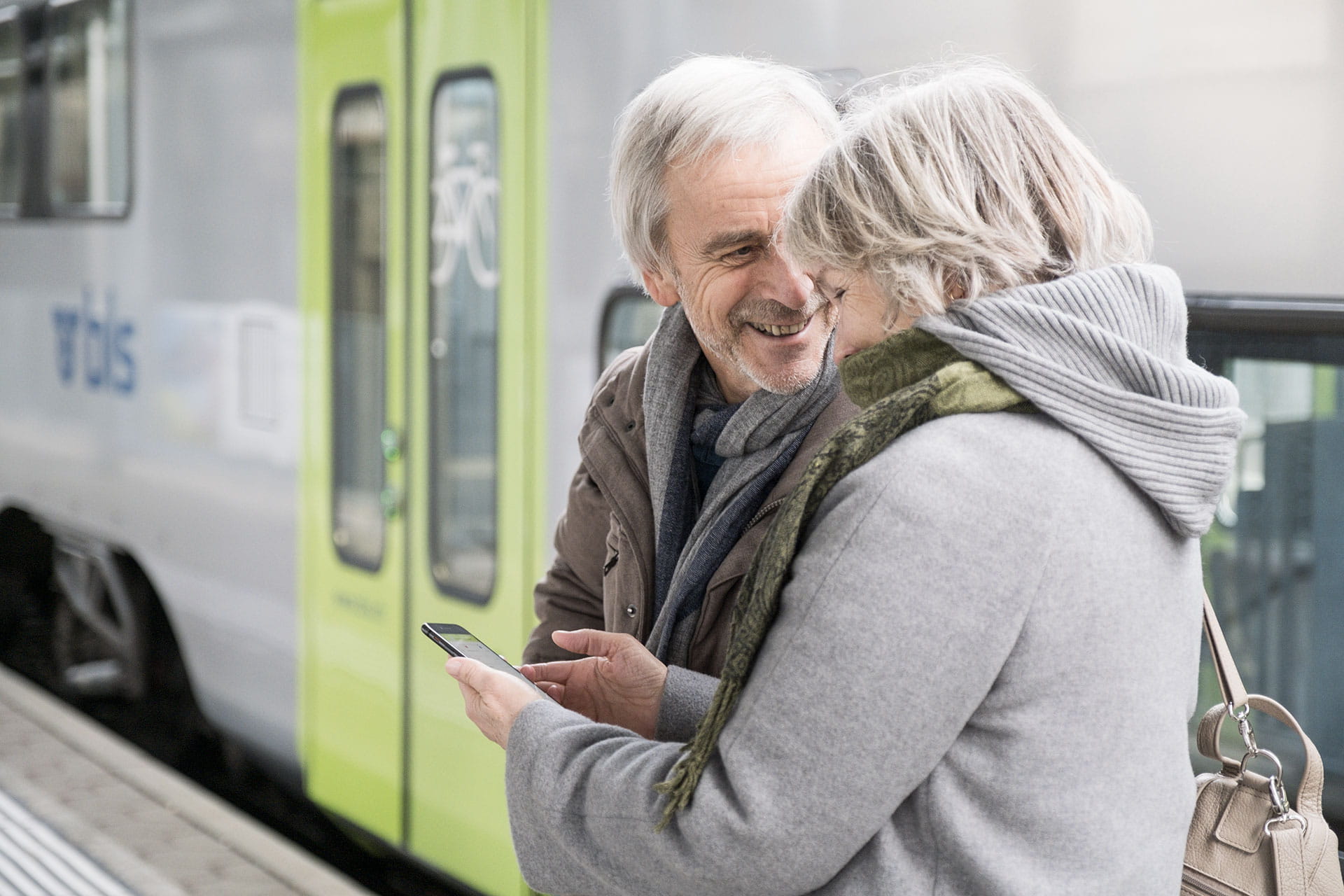 Senioren mit Handy. Einfach reisen - mit der App BLS Mobil