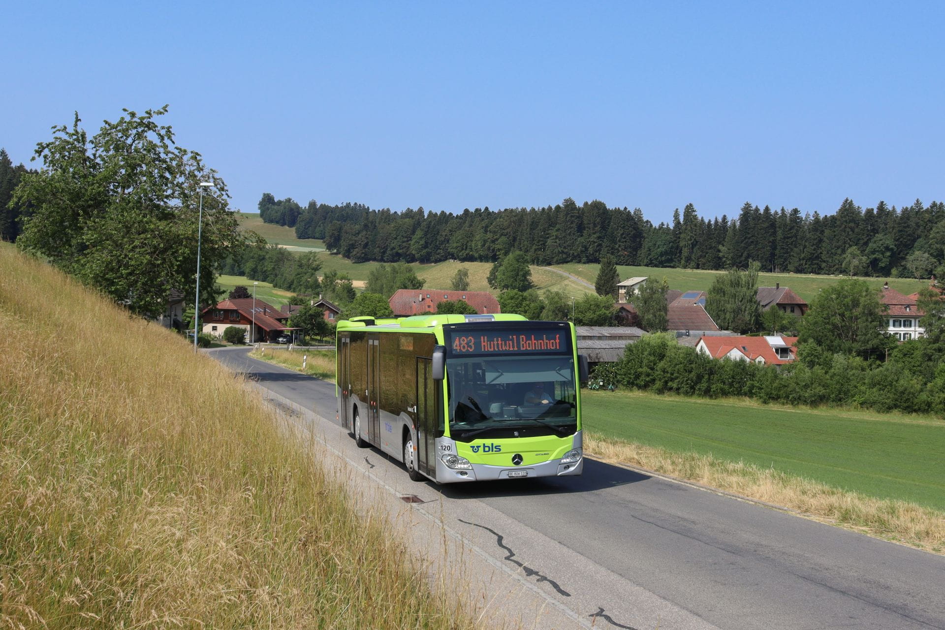 Bus von Busland AG in der Region Huttwil unterwegs