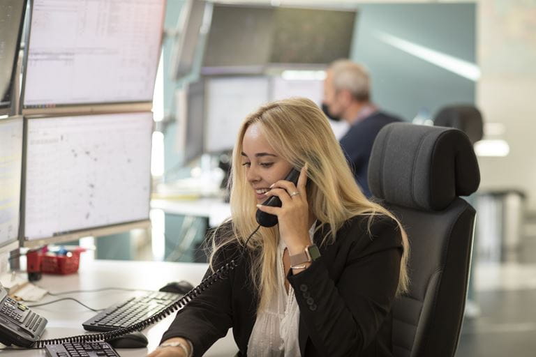 Lernende Fachfrau OeV Mobilitaet am Telefon