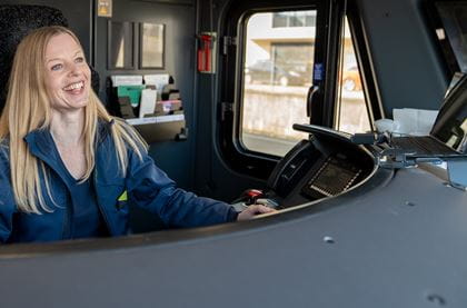 Lokführerin im Führerstand