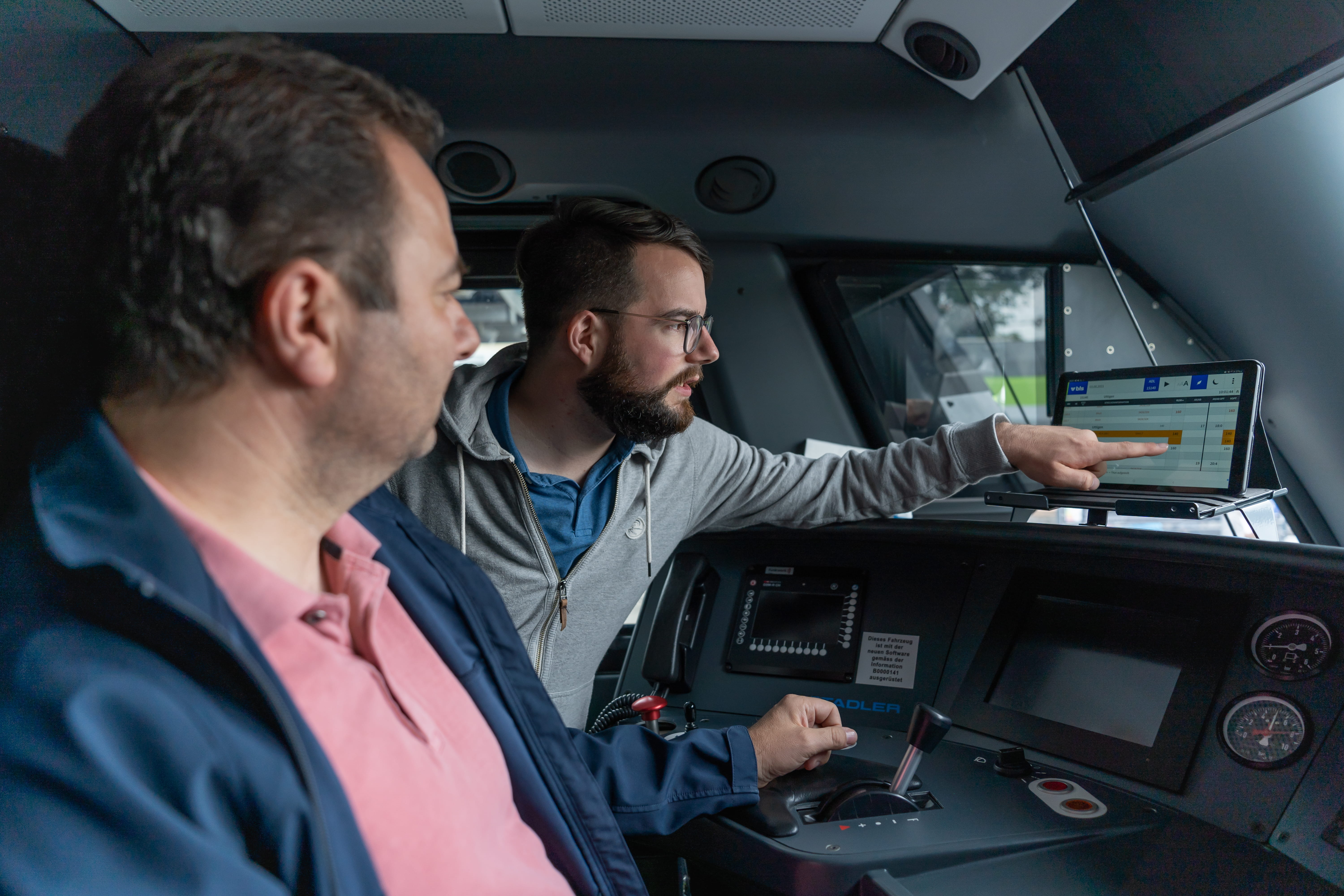 Informatiker der BLS beim Lokführer im Führerstand