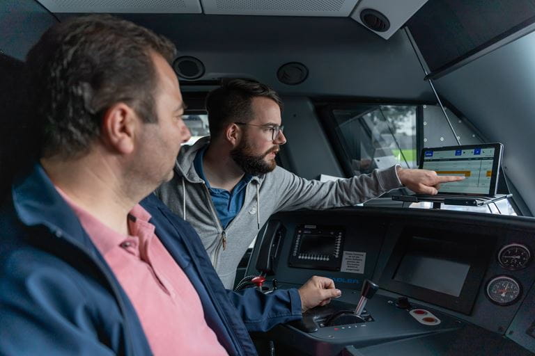 Informatiker der BLS beim Lokführer im Führerstand Informatiker der BLS beim Lokführer im Führerstand