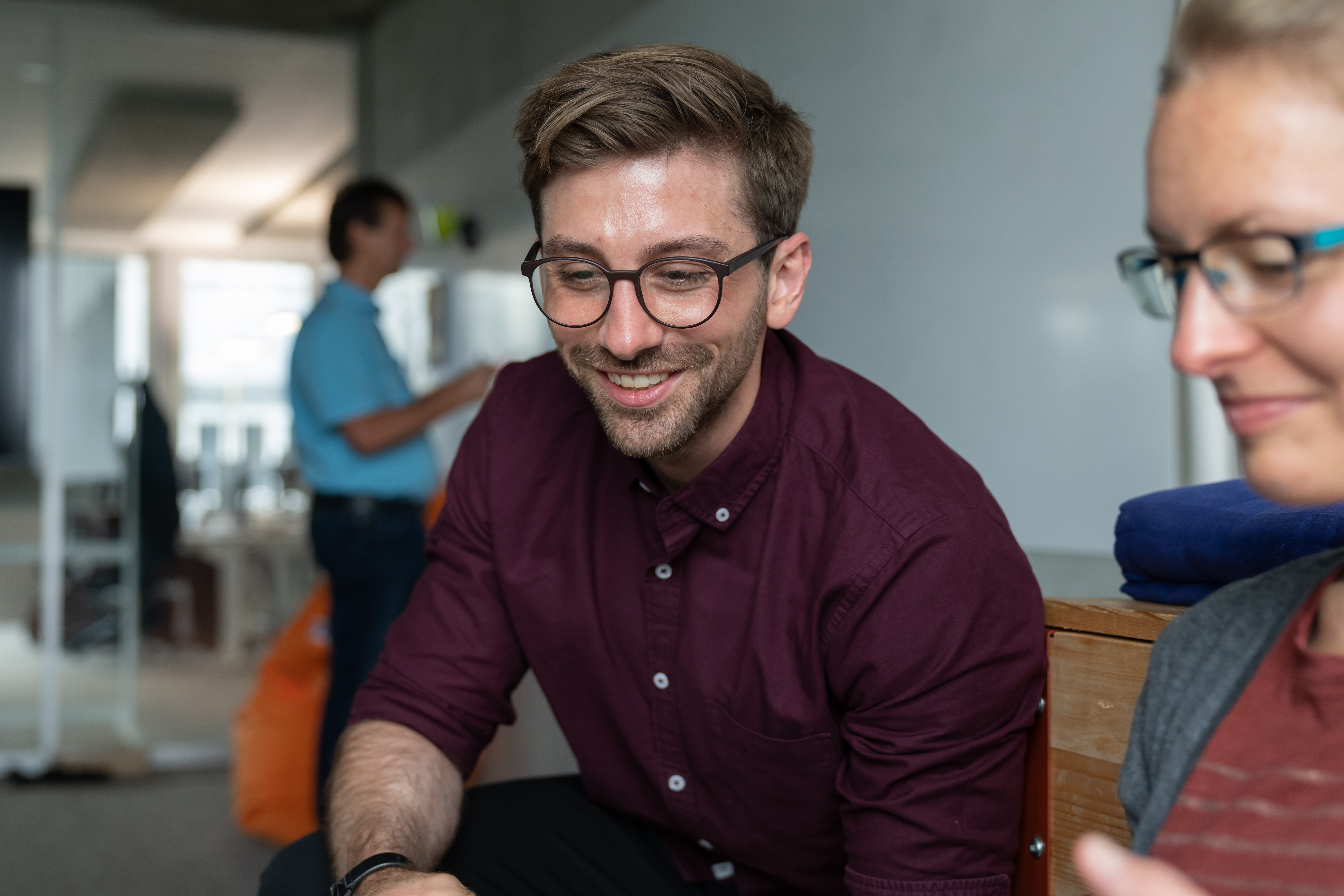 Nahaufnahme BLS Informatiker bei Besprechung