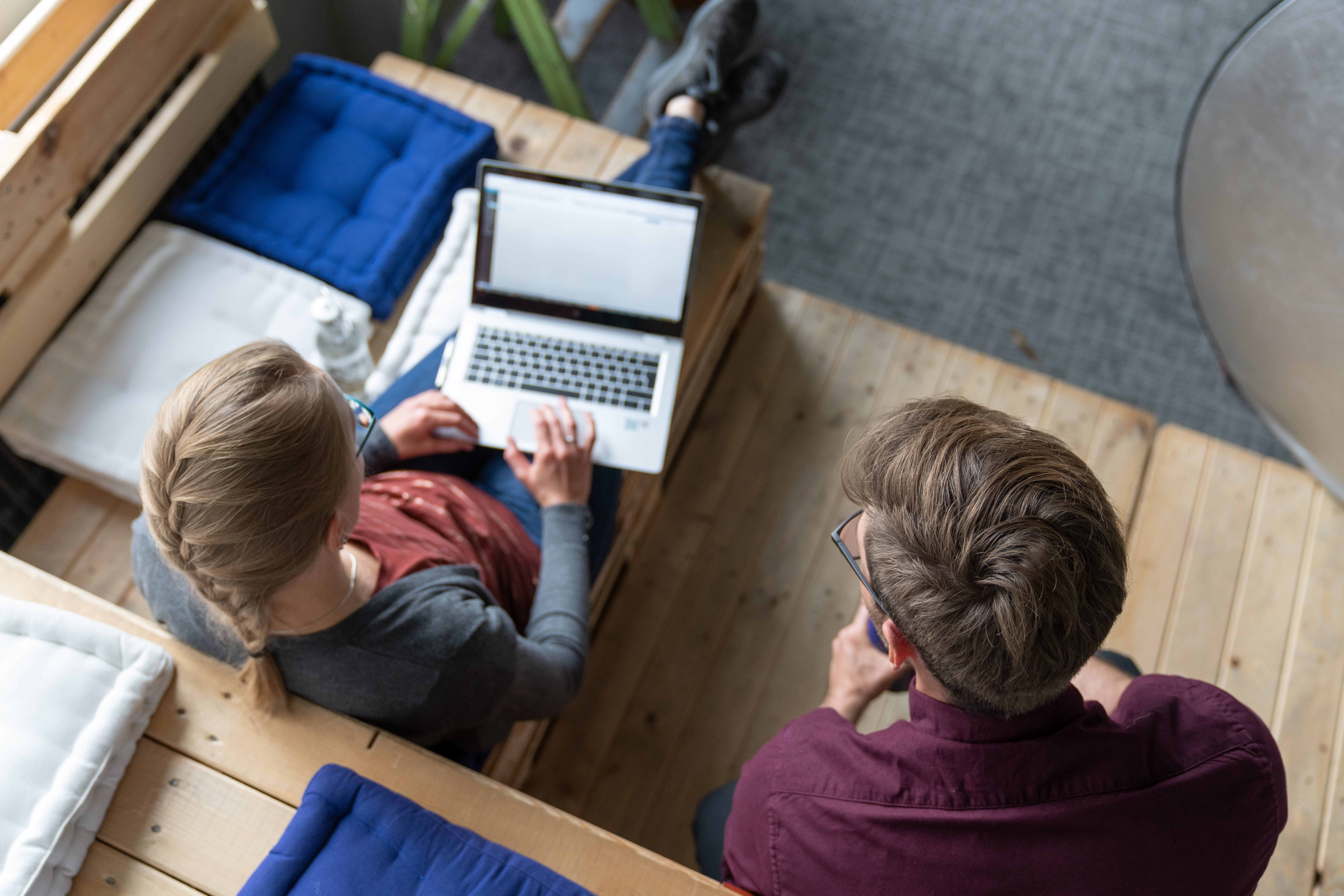 BLS Informatik Mitarbeiter mit Laptop auf Sitzecke