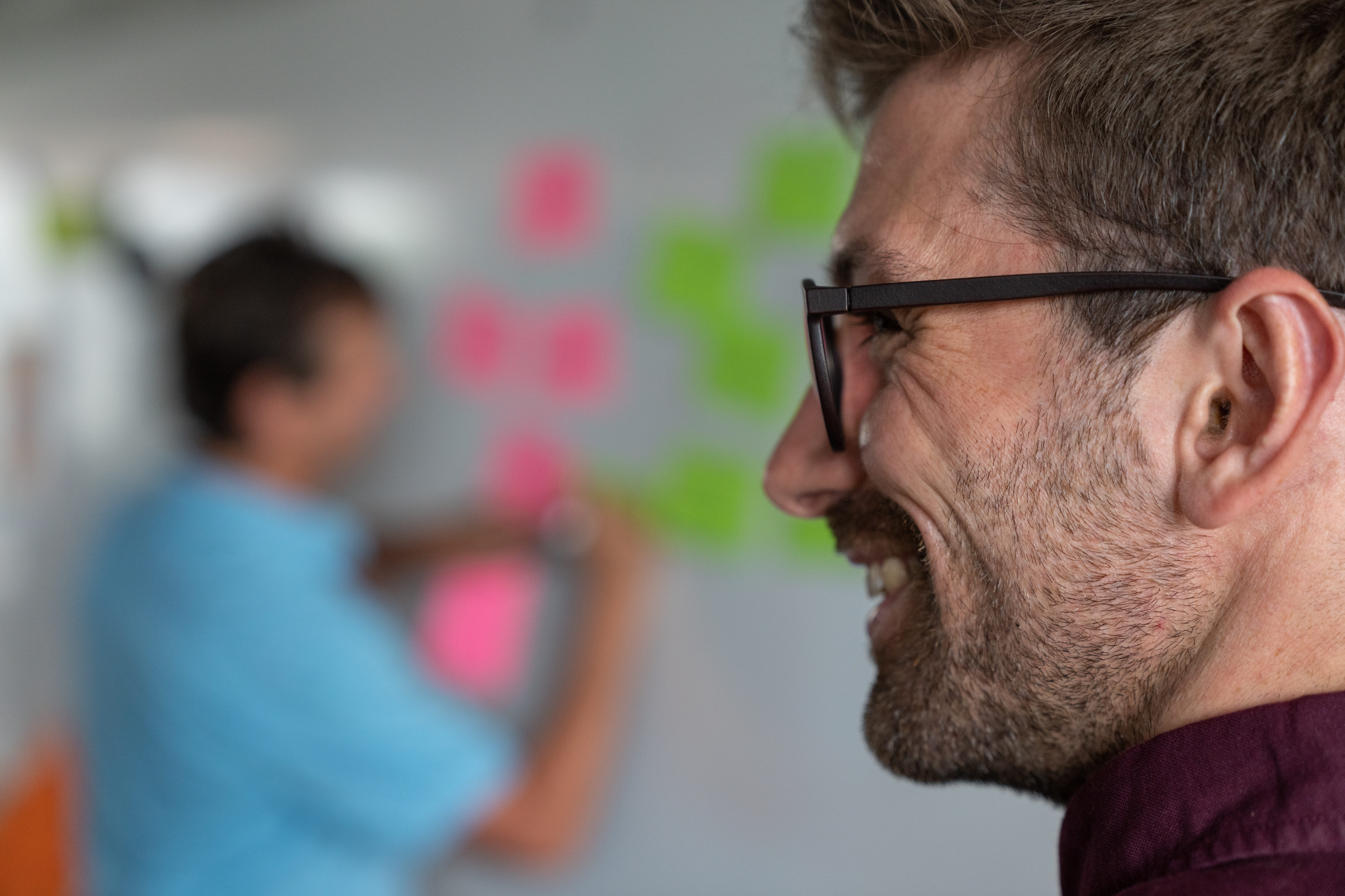 Profil BLS Mitarbeiter lachend an Workshop