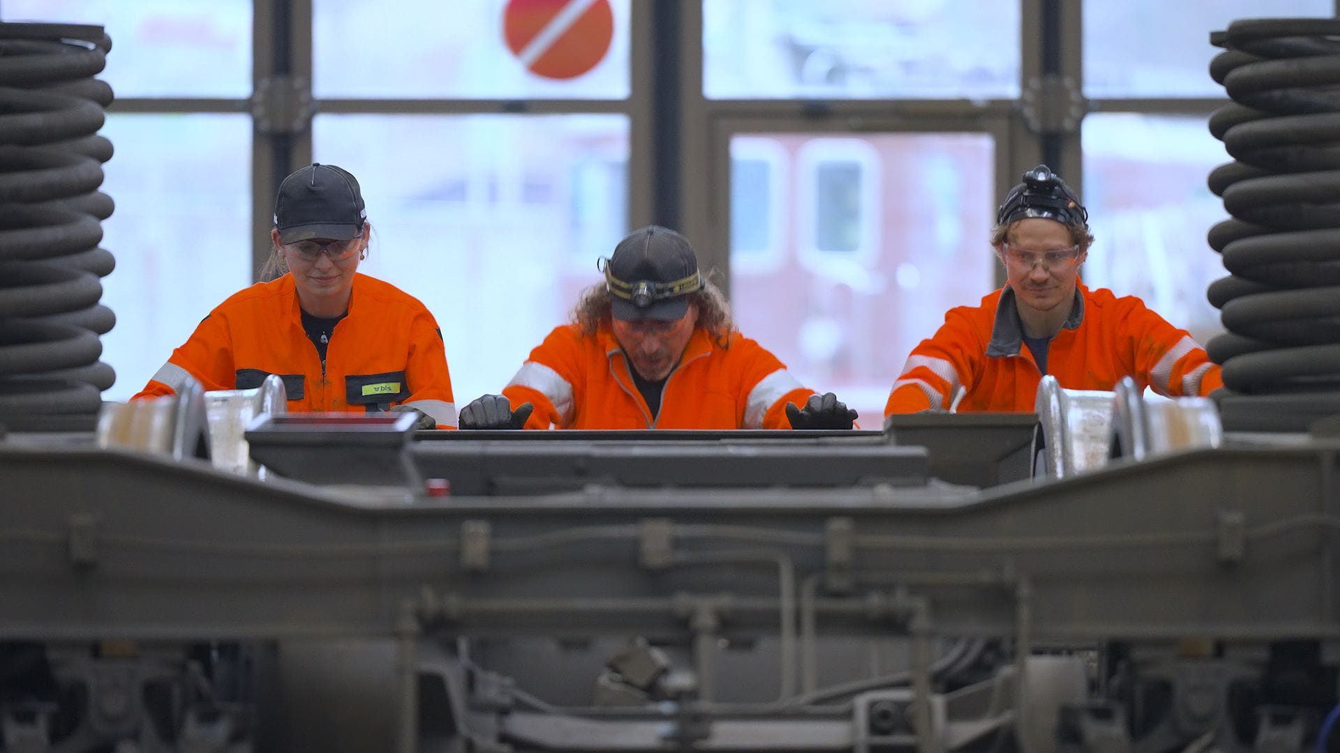 Mitarbeitende in der Werkstatt Spiez