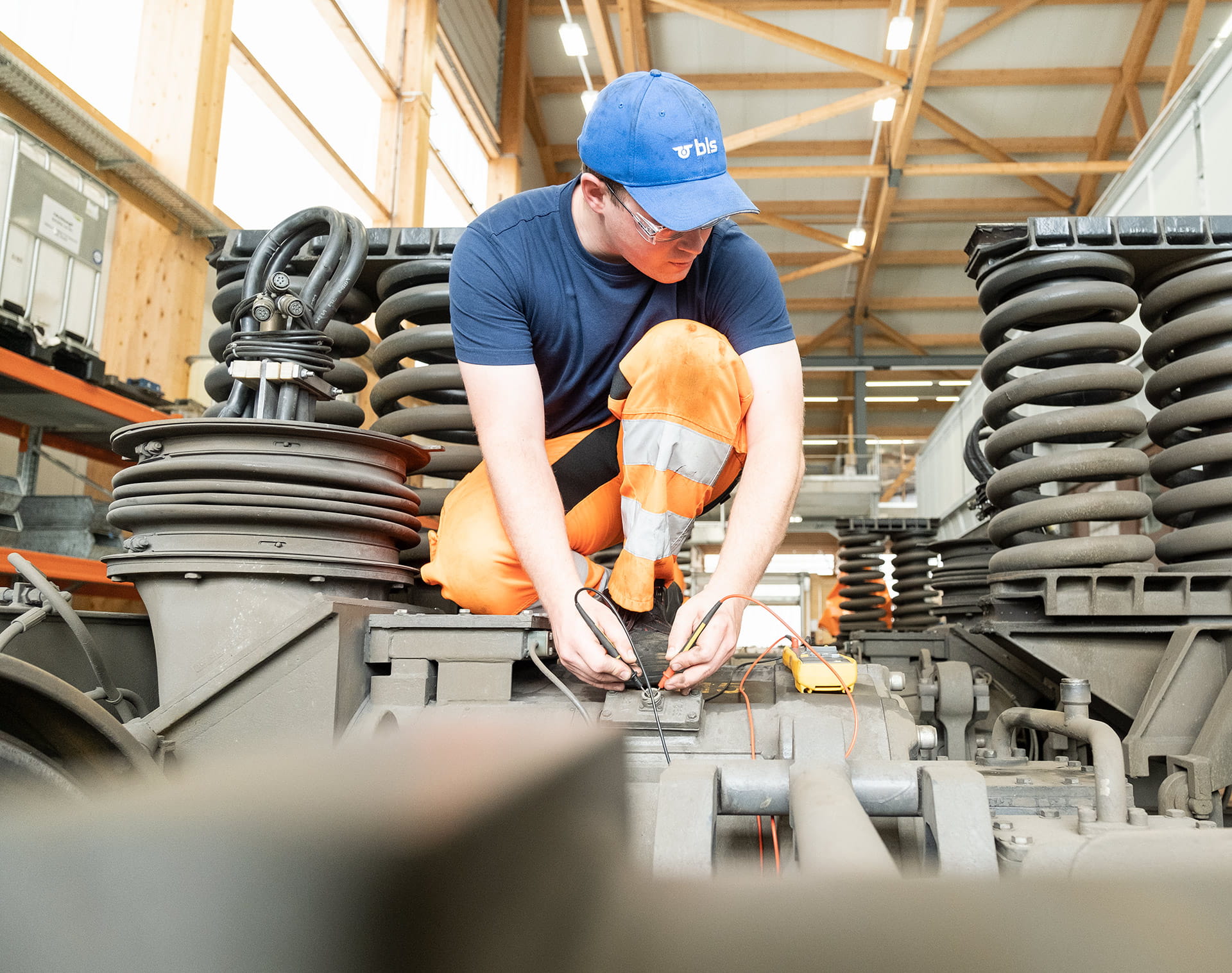 Automatiker bei der Arbeit auf einem Zug