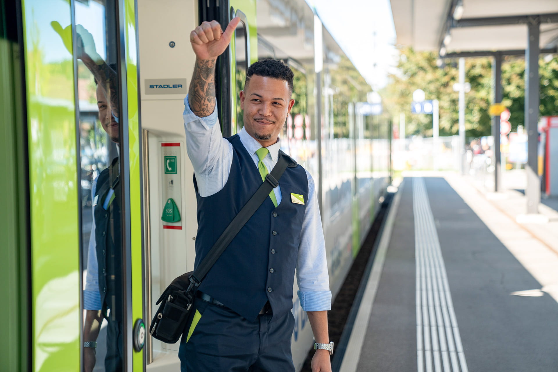 Reisebegleiter steht in der Tür und gibt Zeichen