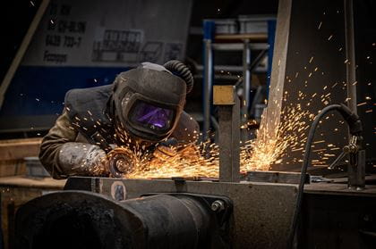 Umbauarbeiten an einem Güterwagen