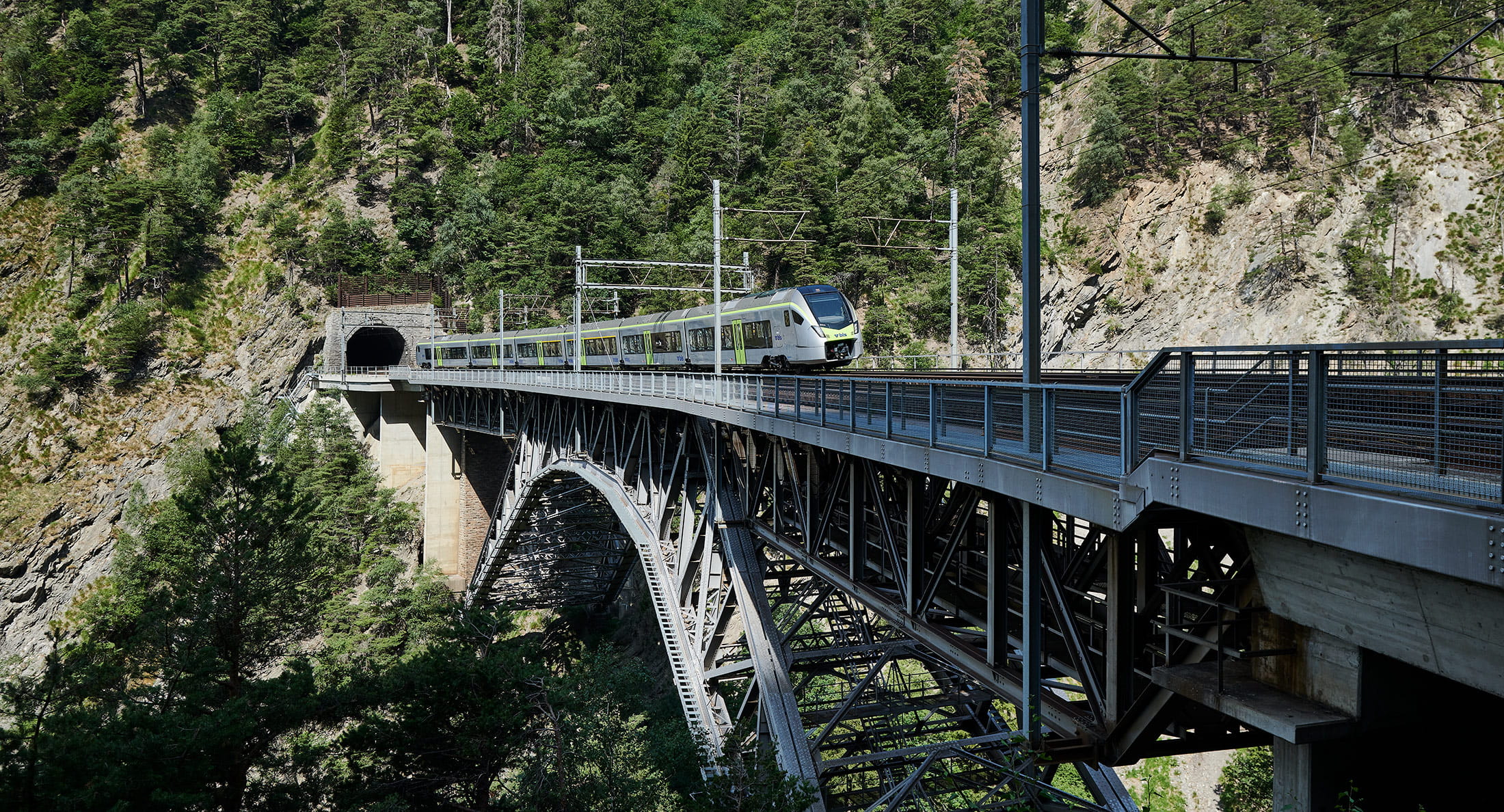 Der neue BLS-Zug MIKA auf der Bietschtalbrücke 