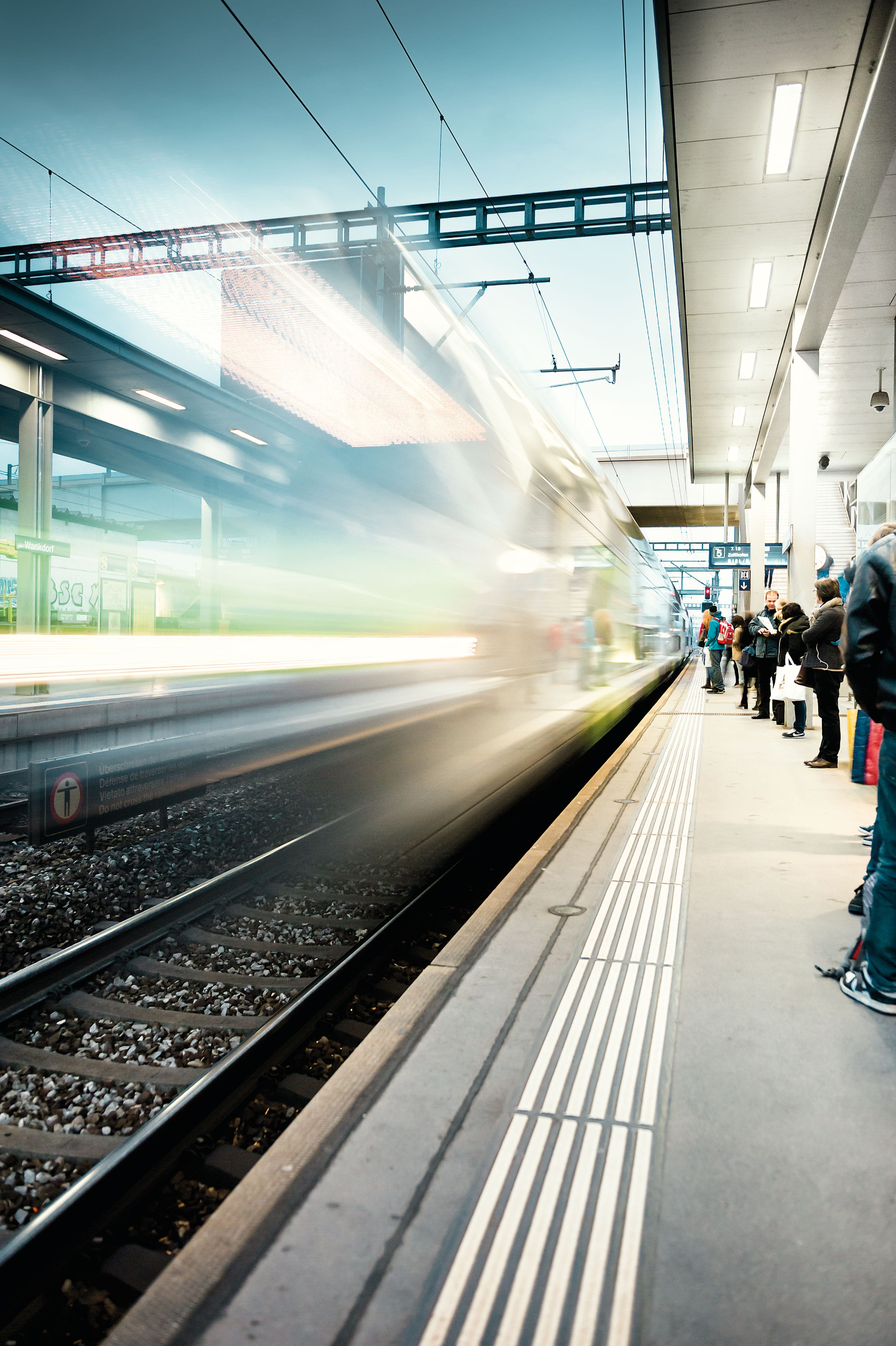 Vorbeifahrender Zug am Bahnhof Wankdorf