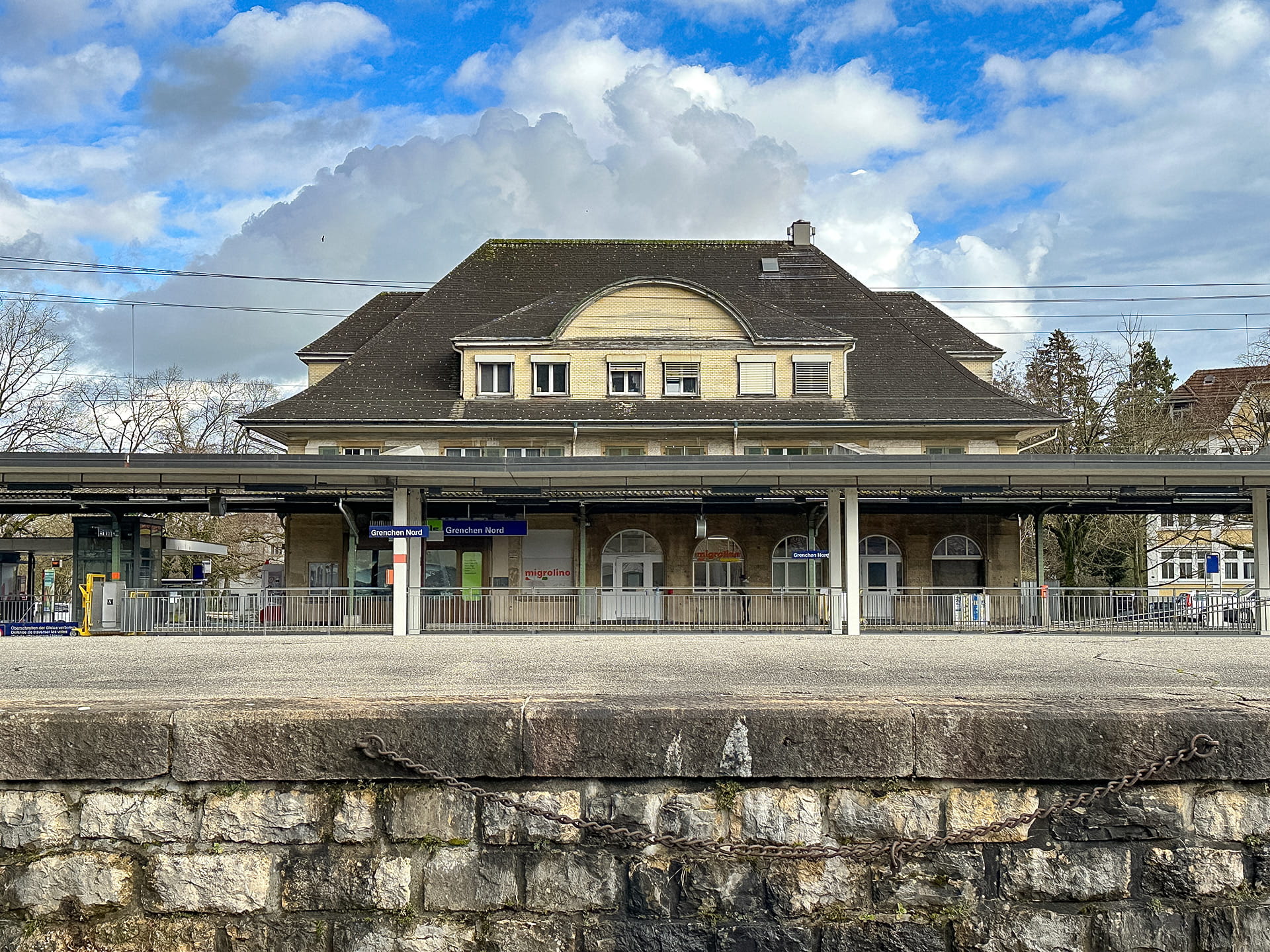 Bahnhofgebäude Grenchen Nord vor der Gesamtsanierung, Perronseite
