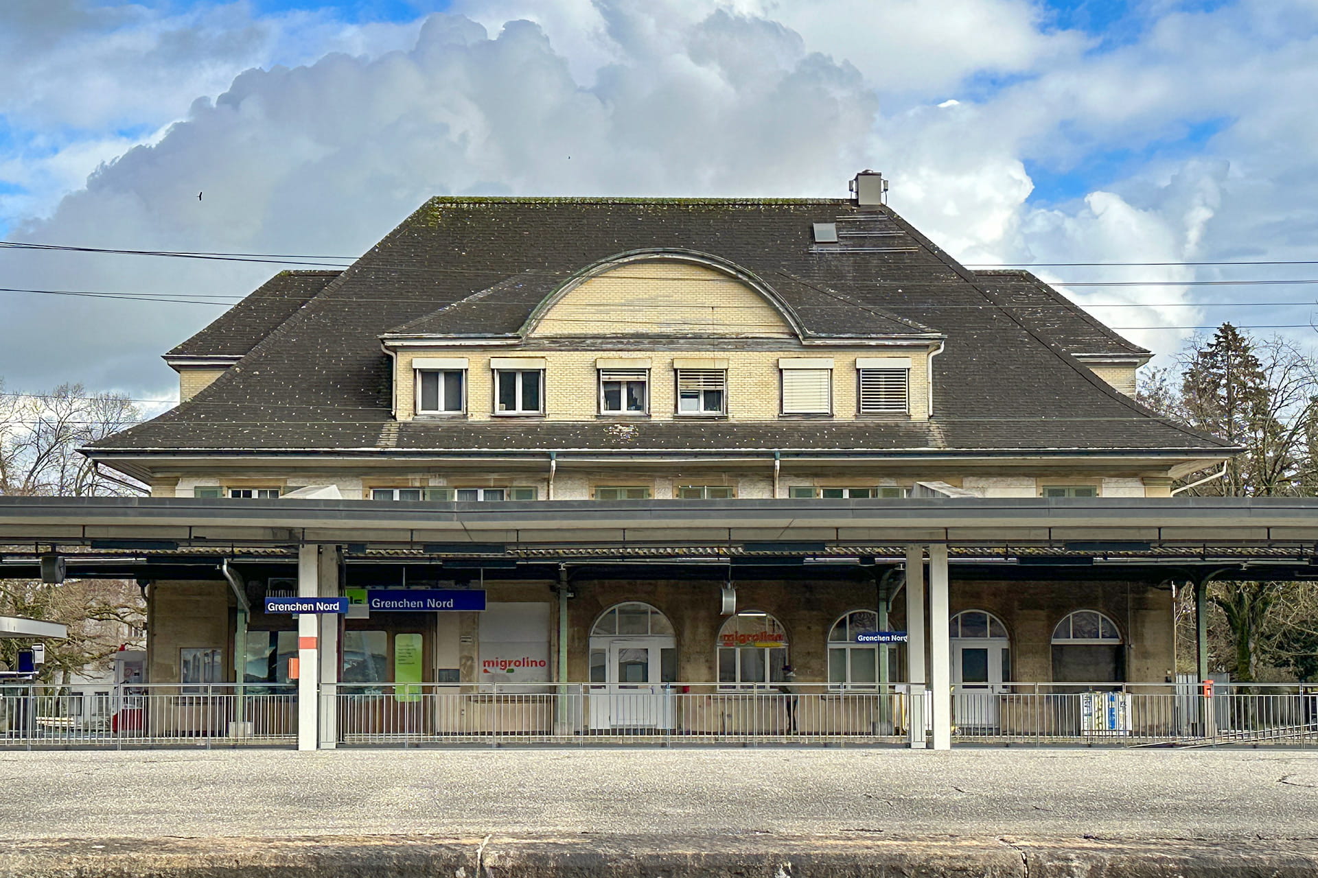 Bahnhofgebäude Grenchen Nord vor der Gesamtsanierung, Perronseite