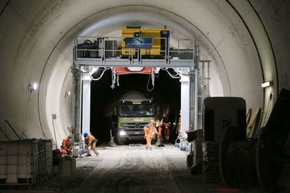 Sanierung Oströhre Lötschberg-Basistunnel Portalkran, Lastwagen, Bauzug