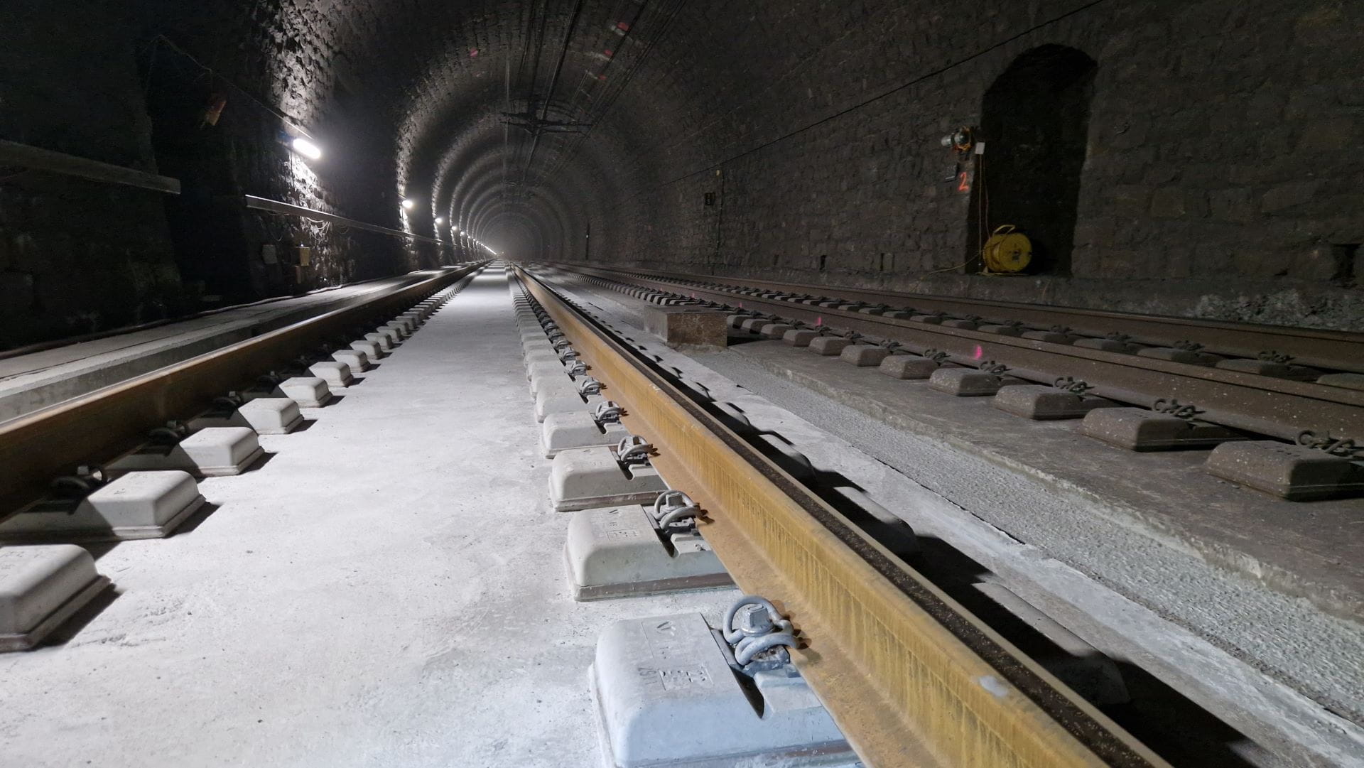 Scheiteltunnel fertige Betonfahrbahn
