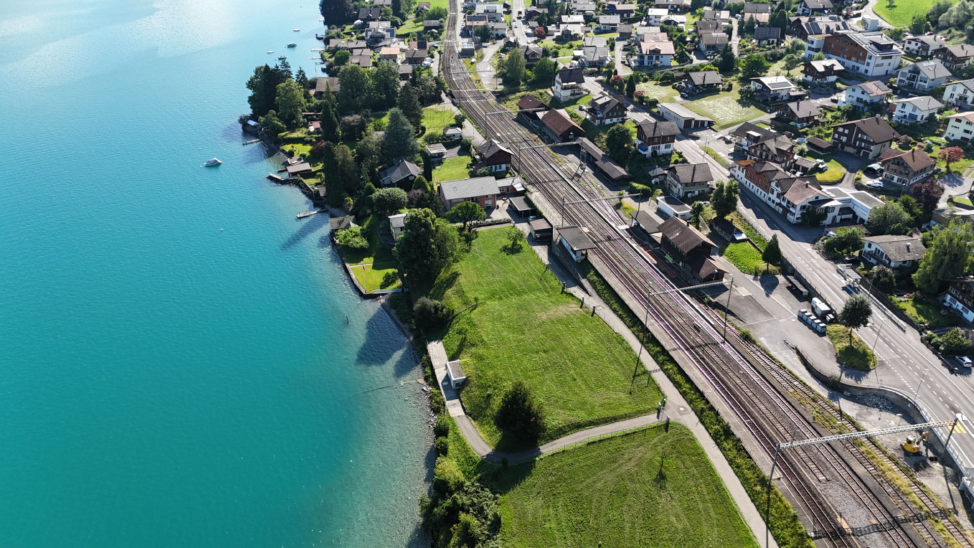 Mit der Bahn zwischen  Spiez und Interlaken