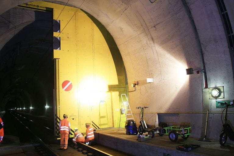 Untersuchung der Stabilität des Tunnelgewölbes Erhaltungsarbeiten an einem Bahntunneltor - Foto St. Irmgartinger/BLS
