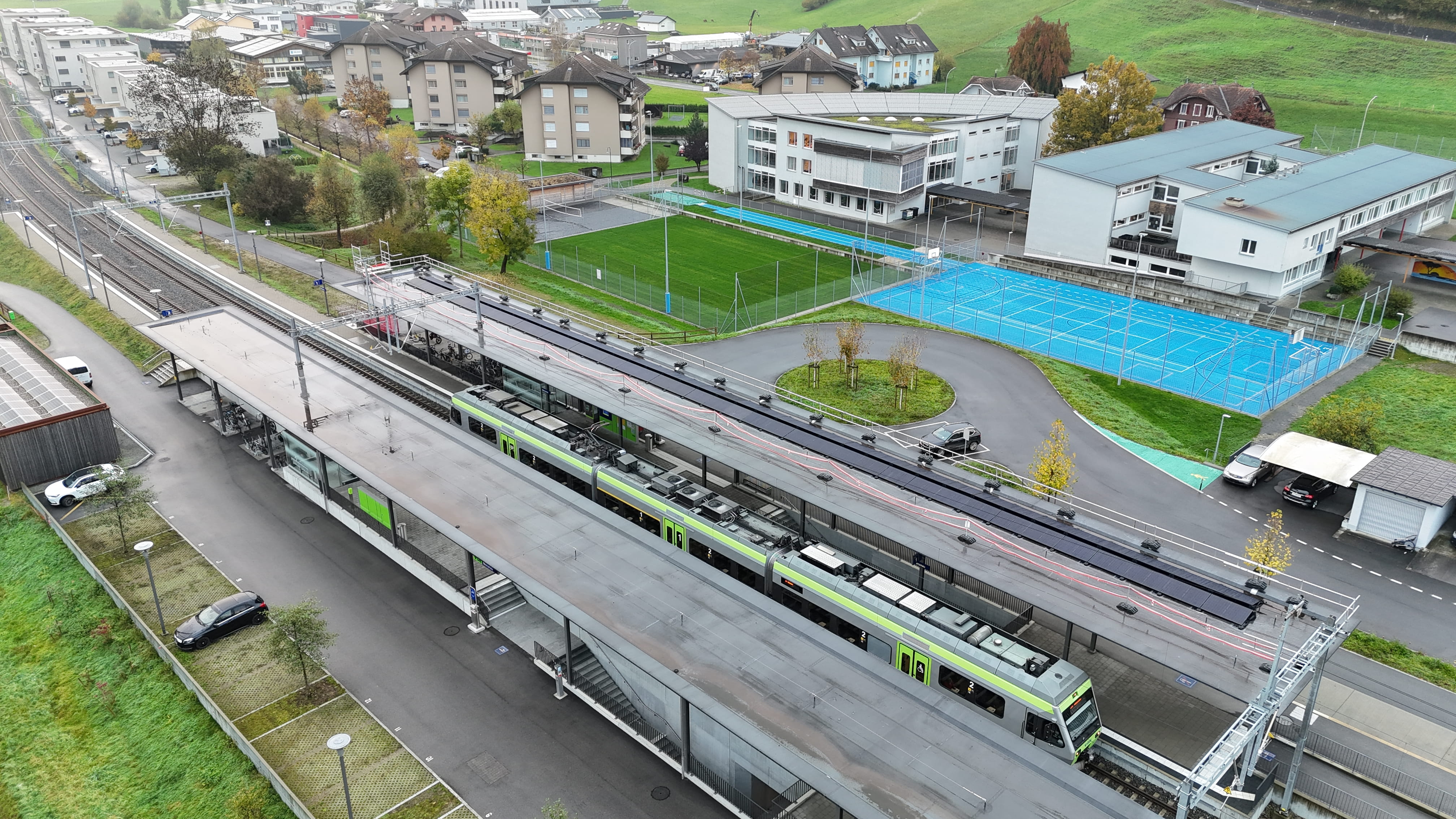 Drohnenaufnahme des Perrons in Menznau aus der Distanz