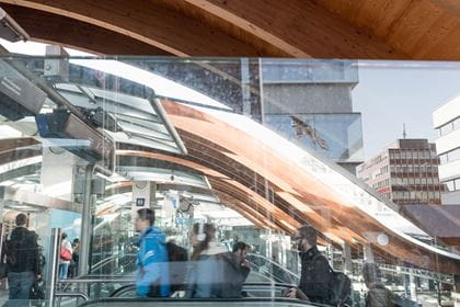 Welle Bahnhof Bern Pendler auf der Welle Bahnhof Bern