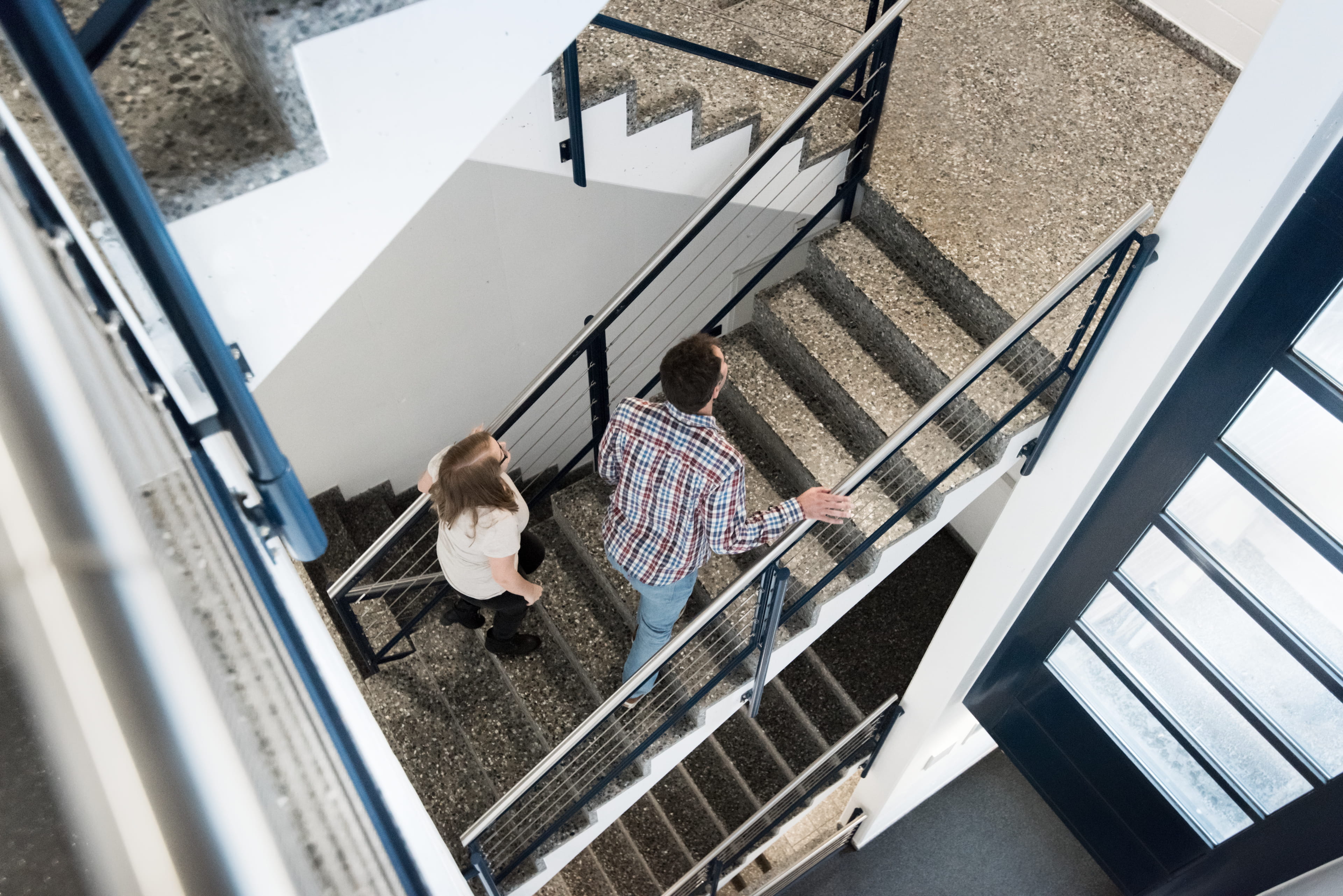 Mitarbeitende im Treppenhaus