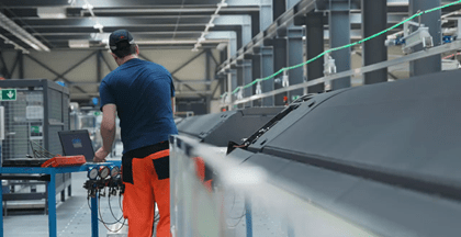 Arbeiten in der Werkstatt Yanik