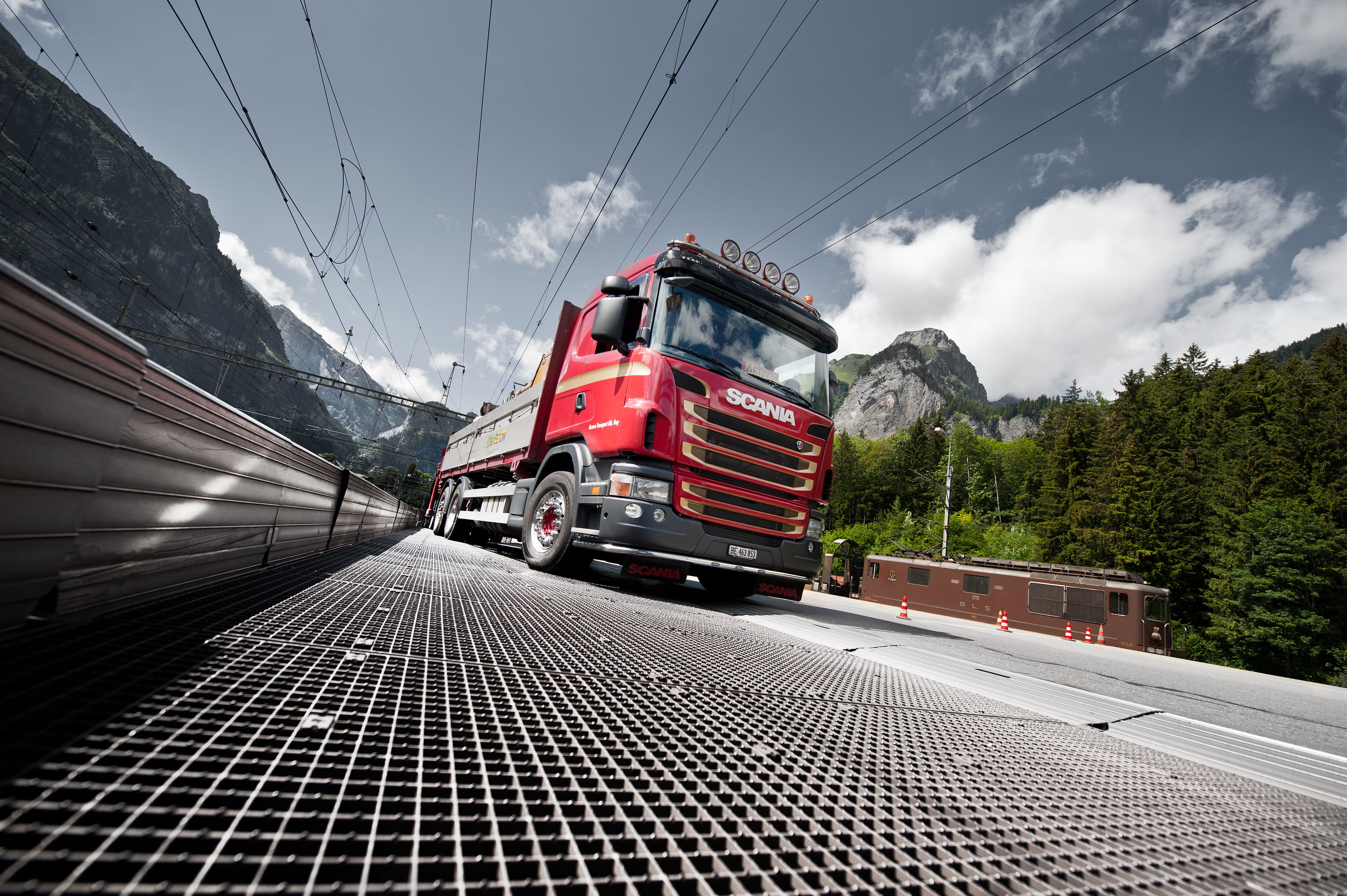 Autoverlad Lötschberg Lastwagen auf Autozug